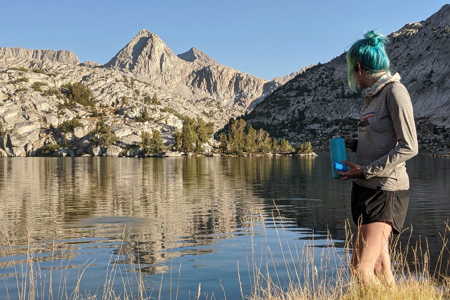 Using Katadyn BeFree with the Hydrapak Flux water bottle to filter water from an alpine lake.