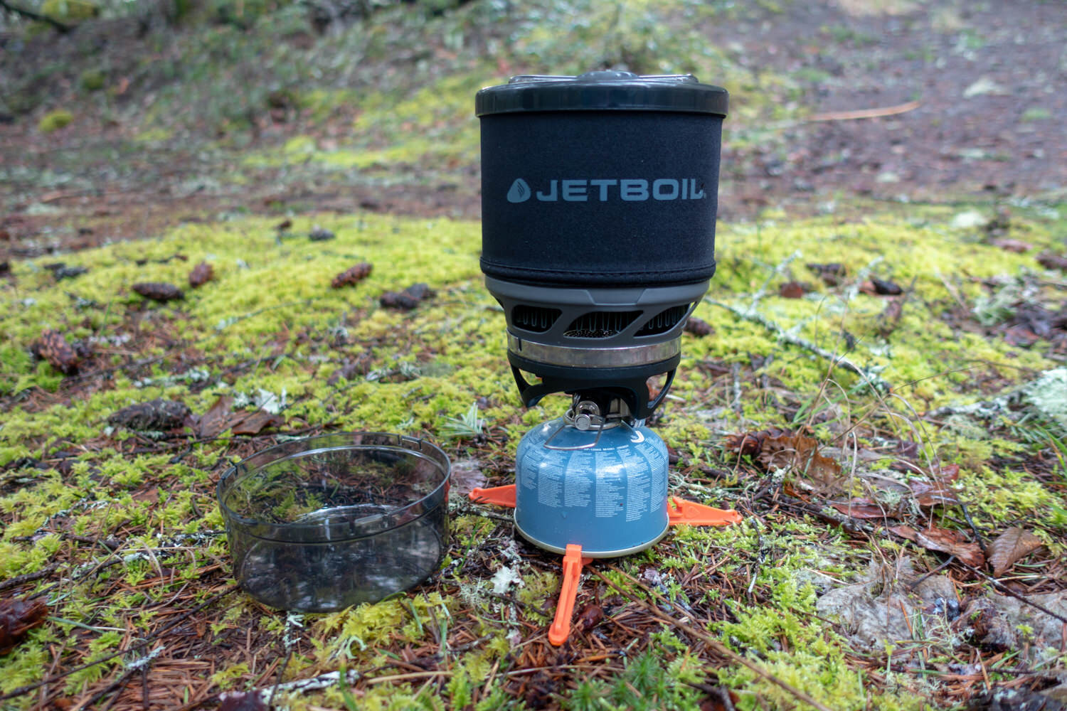 The JetBoil MiniMo has a wider pot than the JetBoil Flash, and it allows you to control the power of the flame.